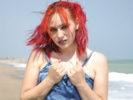 Vidéo porno mobile : Sabrina dans les vagues…